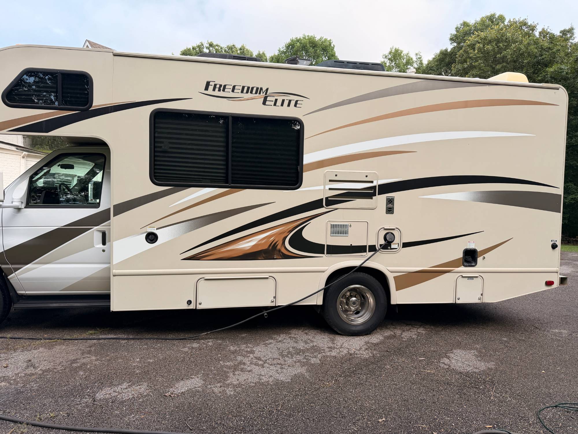 Detailed Freedom Elite motorhome in Olive Branch, MS