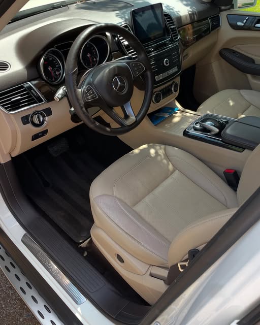 Detailed Mercedes GLE interior