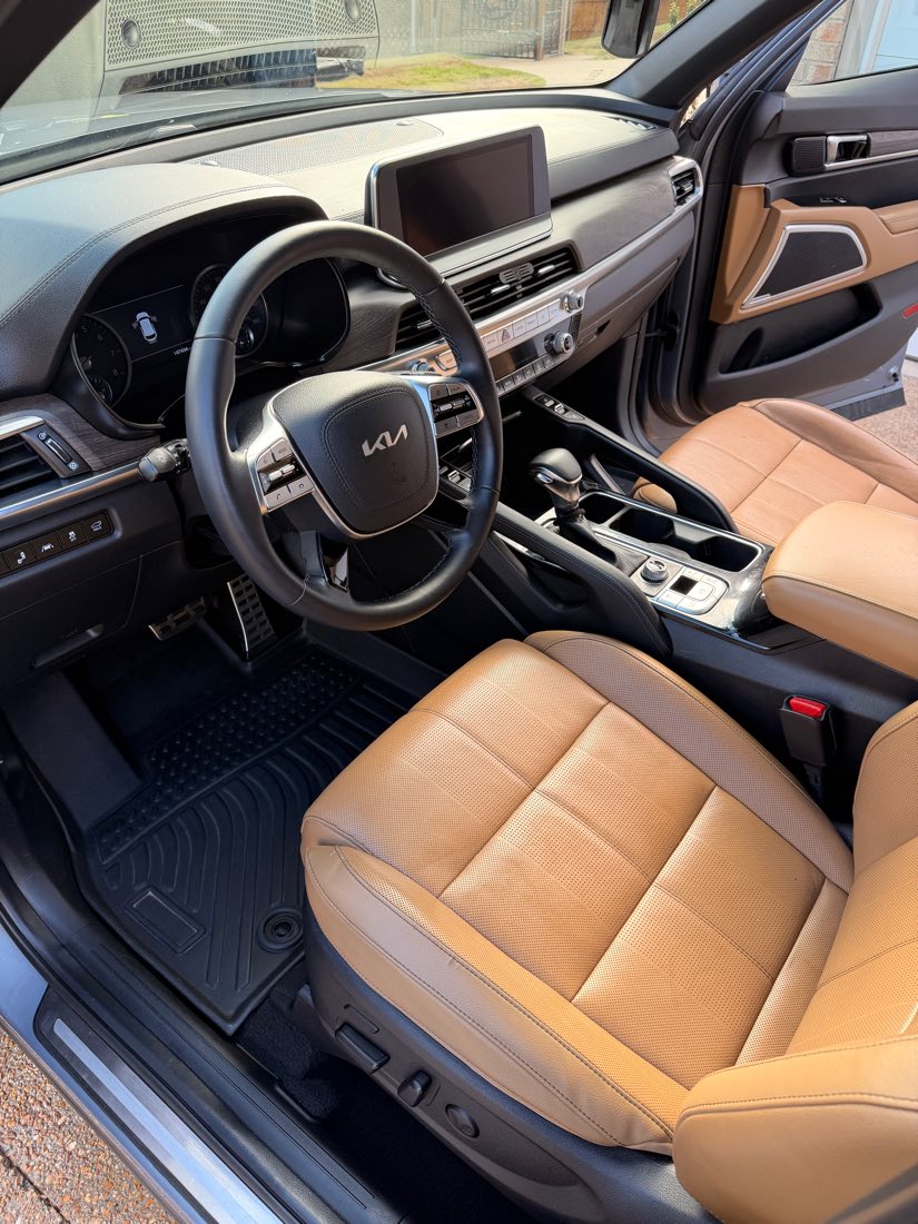 Detailed Kia Telluride interior